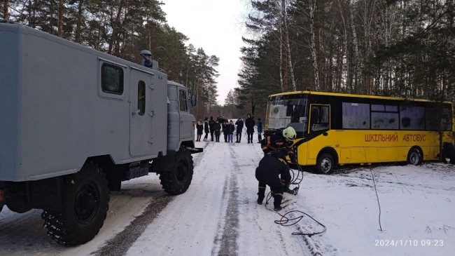 У Рівненській області сталась автопригода за участю шкільного автобуса