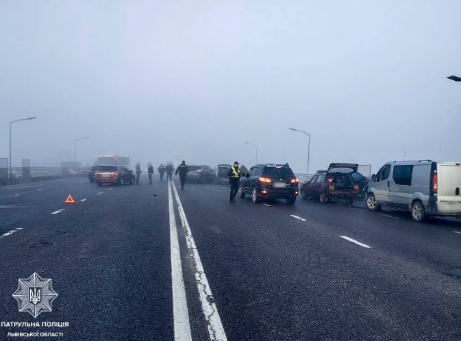 У Львові на мосту зіткнулися одразу 27 авто