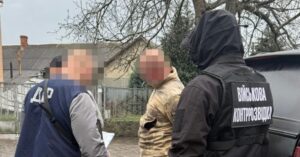 Суд затримав офіцера Романенка, який вимагав $1000 за "уклонення" від фронту — застава 1 млн грн