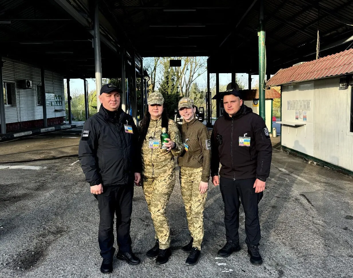 На Волині пограничники встретили Благодатный огонь из Иерусалима