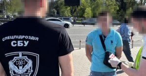 Посадовця столичної адміністрації затримали за вимагання 15 тисяч за дитячий спортмайданчик