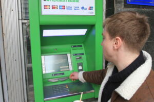 Податкова служба отримала доступ до інформації про рахунки українців у банках