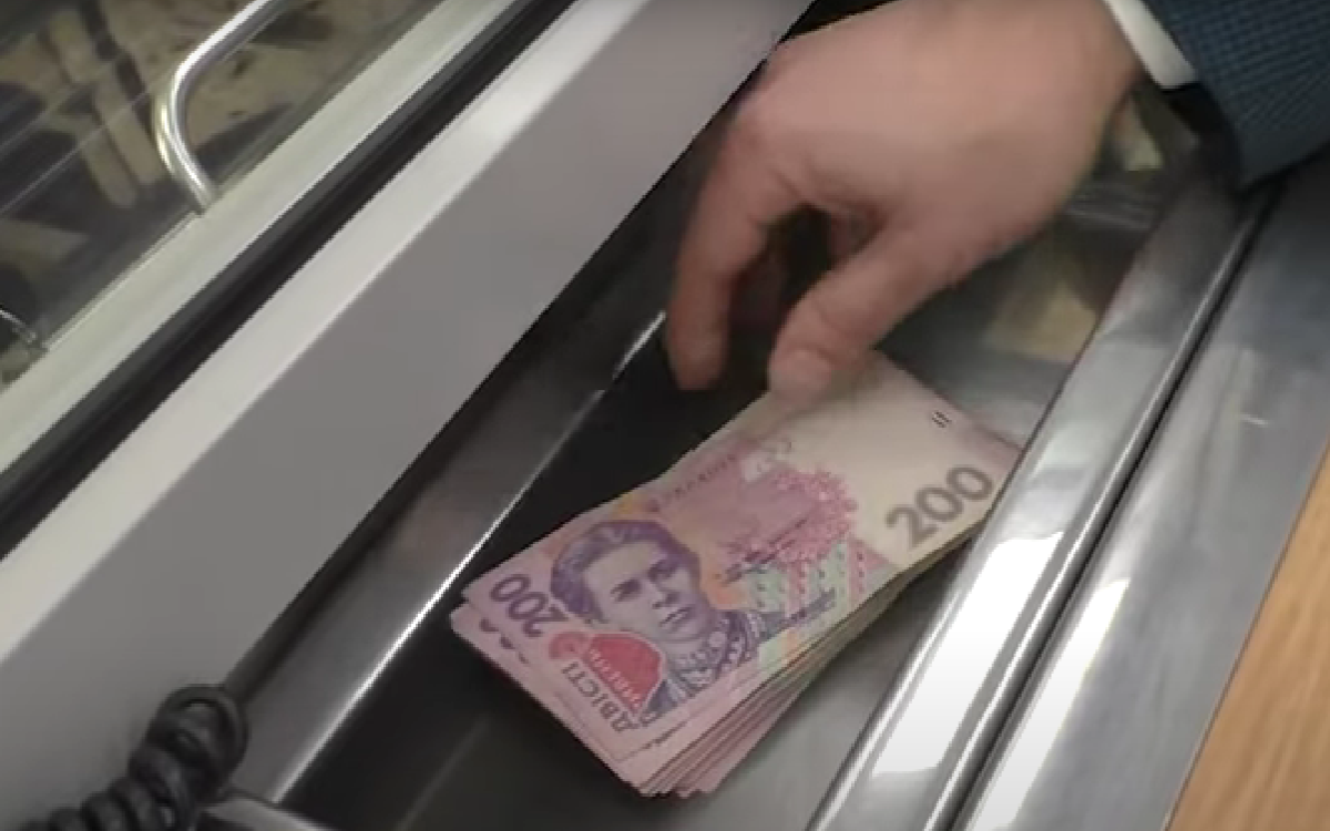 Від 5 до 30 тисяч гривень на різноманітні ситуації: хто з українців має право на оформлення допомоги