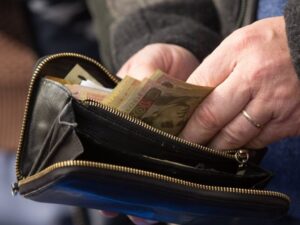 Частина зарплати йтиме на пенсійні відрахування за рішенням держави