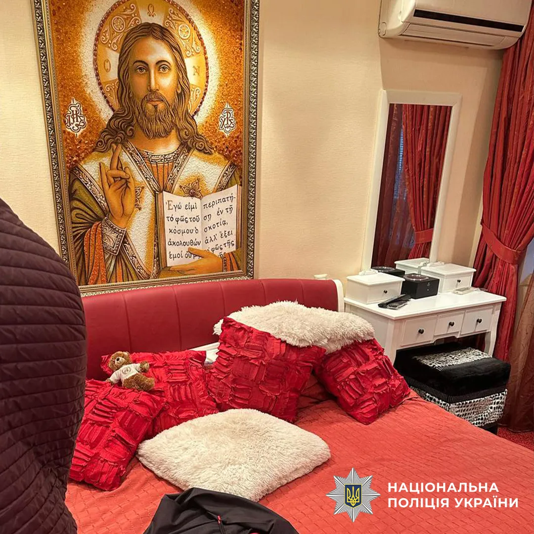 У затриманого вилучили печатки, штампи, документи, готівку та транспортні засоби