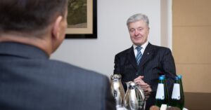 Порошенка затримали на кордоні більше трьох годин, незважаючи на рішення суду