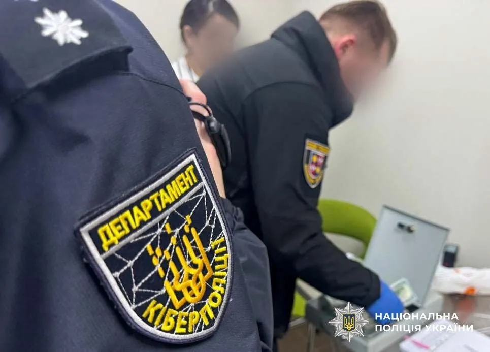 Шахраї з України ошукали латвійців на 6 мільйонів: діяли через фейкові криптоплатформи