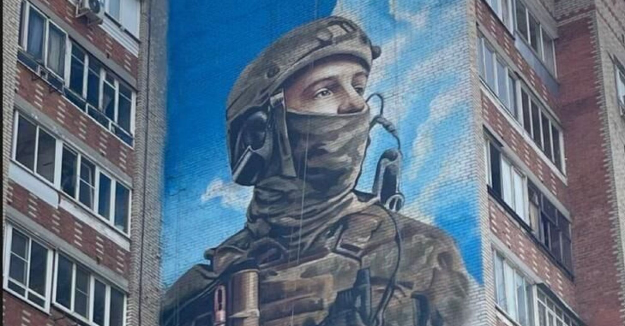 У Підмосков'ї до 9 травня створили мурал із бійцем ''Азову''