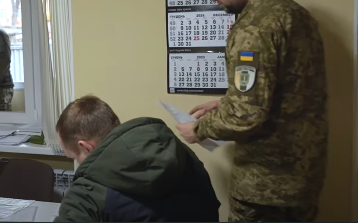Мобілізації підлягають 25-річні, аспірантура не є причиною для звільнення, пояснює юрист
