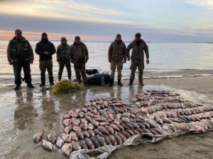 У Житомирській області Держекоінспекція виявила рибалок, які незаконно виловлювали рибу під час нересту, завдавши шкоди на суму понад 250 тисяч гривень