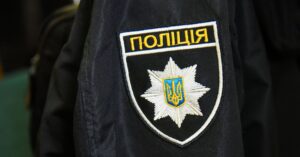 У Києві молодик продавав наркотики, приховуючи їх під виглядом дорогих гаджетів