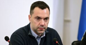 Арестович порівняв себе з Порошенком та роз'яснив, чому опинився під санкціями Зеленського