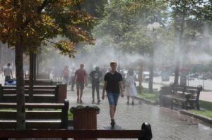Одяг, підгузки та вода: способи швидкого та безпечного охолодження дитини в спеку
