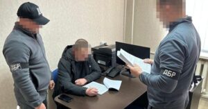 ДБР оголосило підозру чиновнику, що купував хліб для військових за завищеними цінами