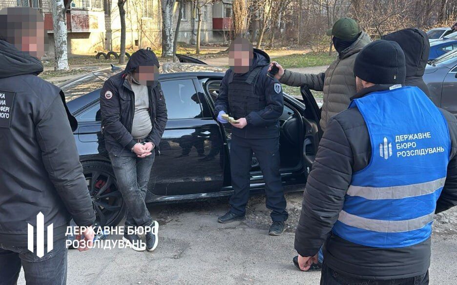 Фото моменту затримання фігуранта справи — готівку вилучили як доказ