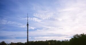 Блискавка вдарила у Останкінську вежу під час бурі в Москві