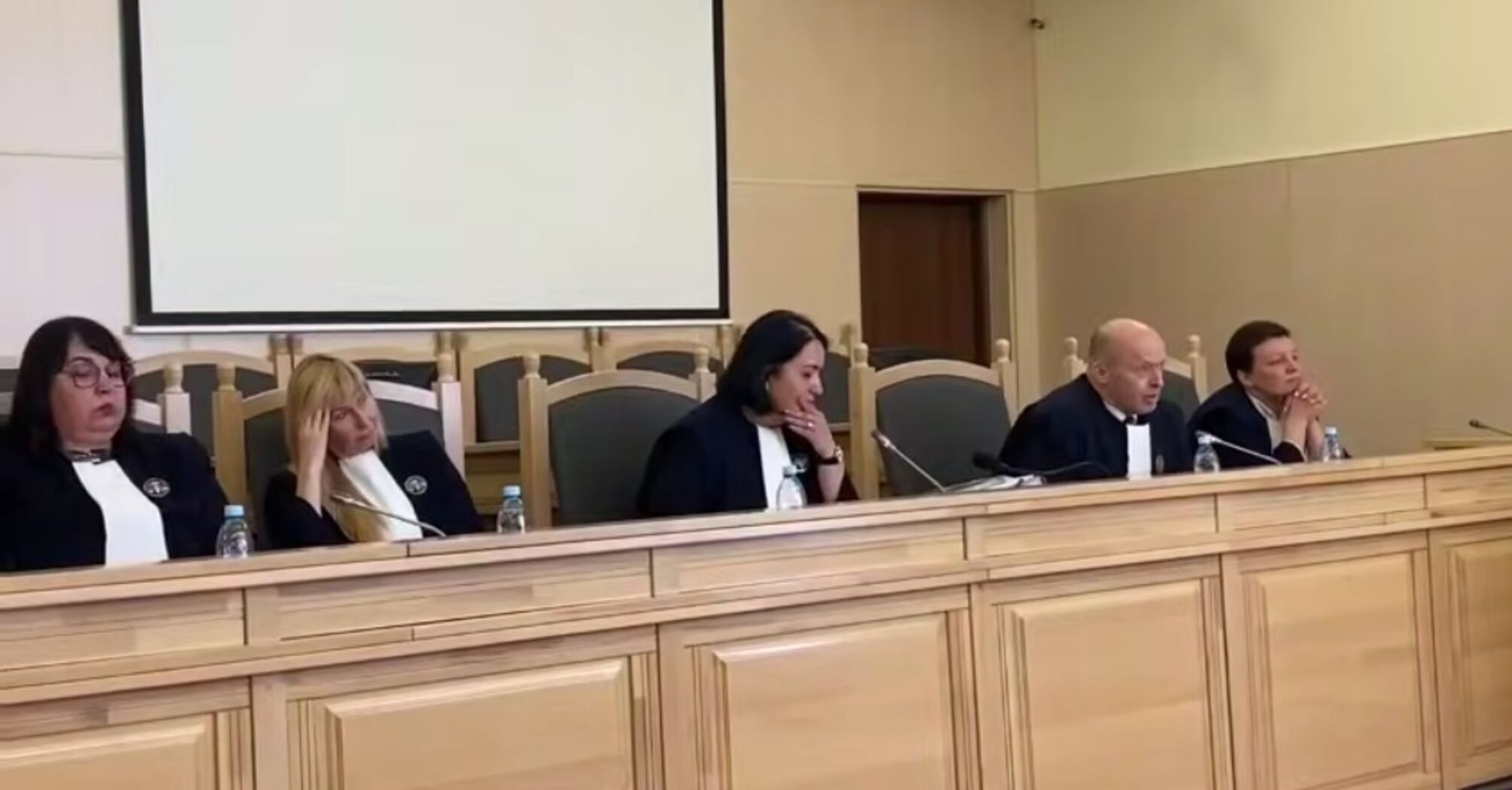 Адвокати Порошенка повідомили про підробку документів: санкції були затверджені до подачі урядом