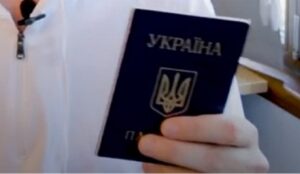 Чи потрібно буде змінювати паспорт-книжечку? Українців із російською мовою в документі попередили