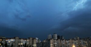 У яких регіонах очікуються потужні дощі, грози та град у найближчі дні