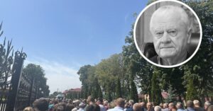 Сотні людей провели в останню путь агронома Яковишина на Чернігівщині, попрощавшись без камер та з власним мавзолеєм