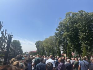 Попрощатись із Яковишиним прийшли сотні людей
