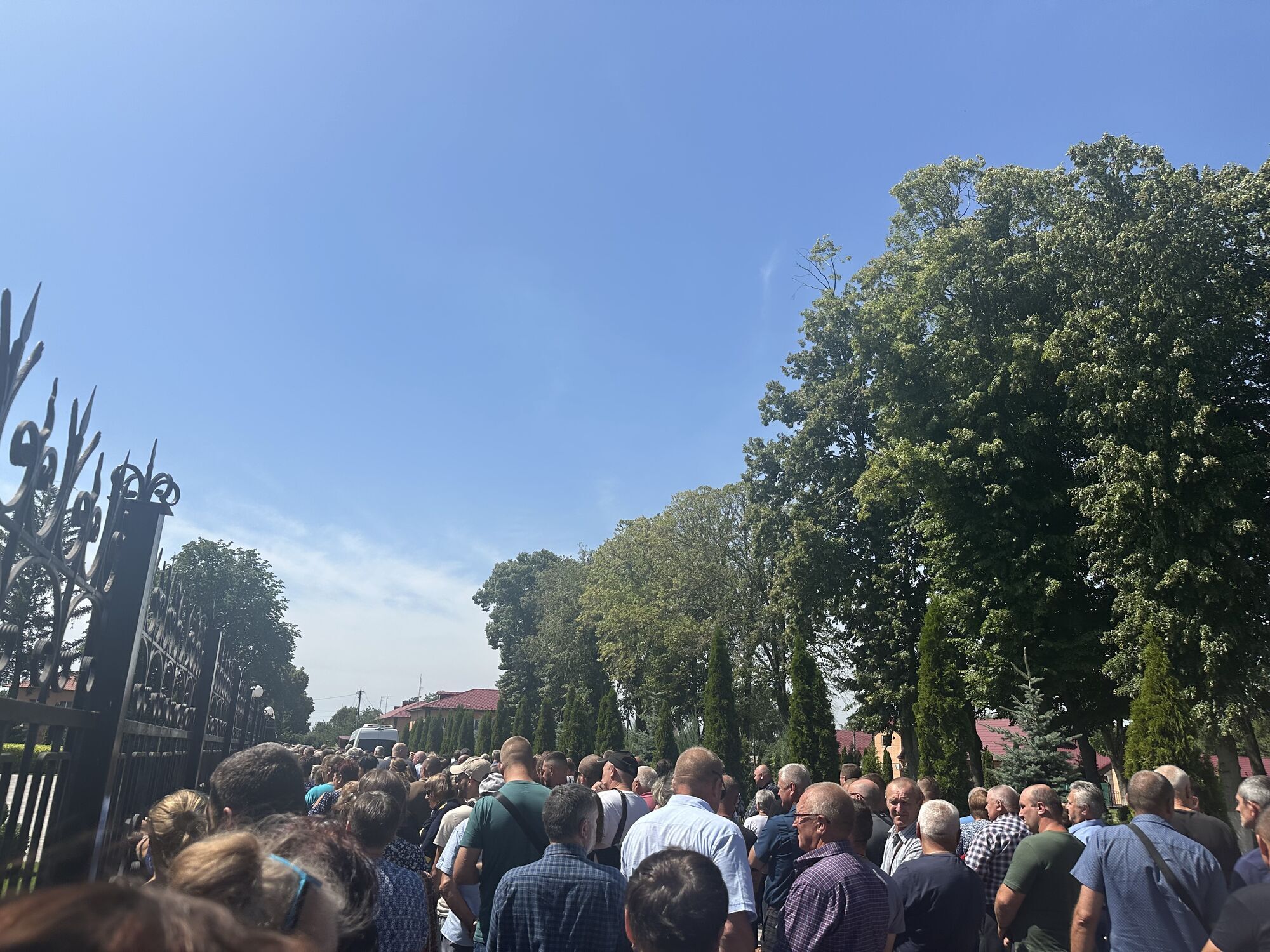 Попрощатись із Яковишиним прийшли сотні людей