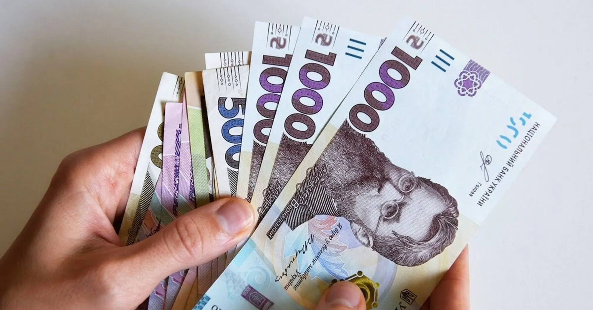 Середня зарплата в Україні за місяць підвищилася на 499 гривень