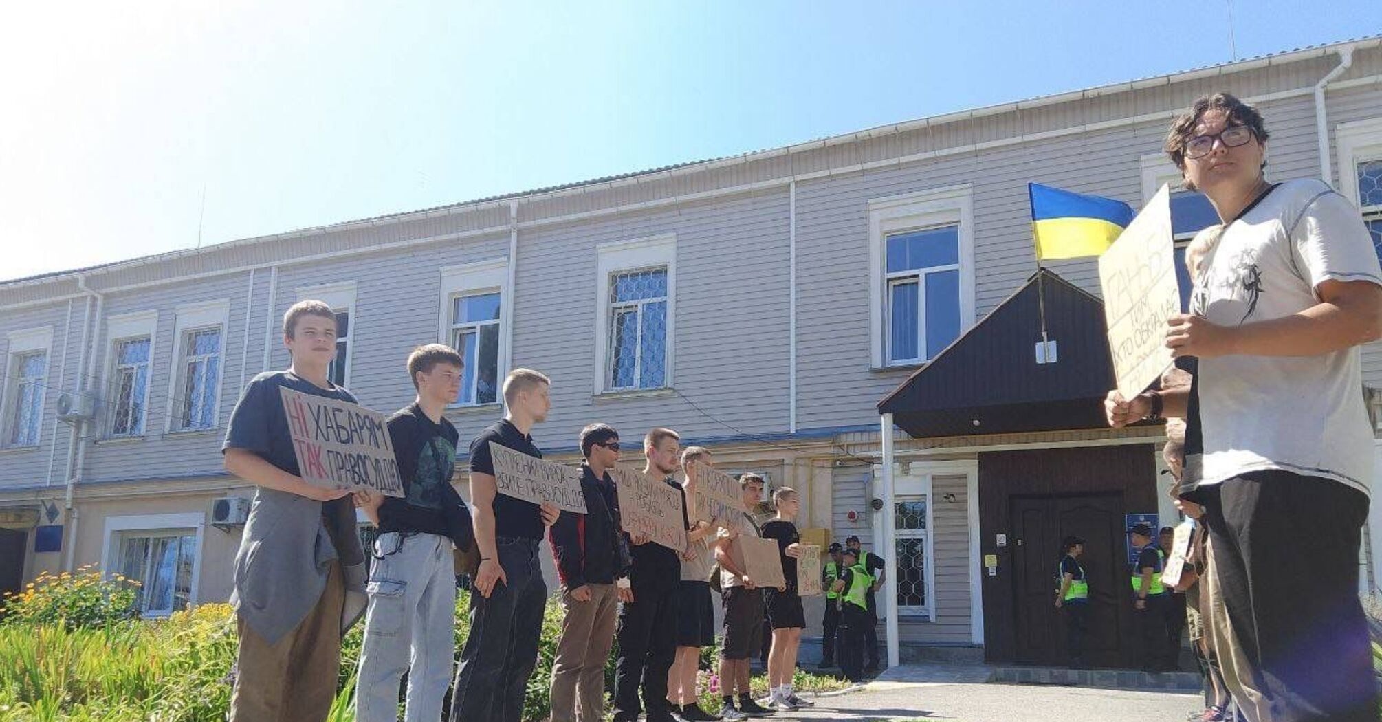 ''Сором тим, хто краде у військових'': перенесли засідання у справі майора, що наживався на продажу продуктів з навчального центру ЗСУ