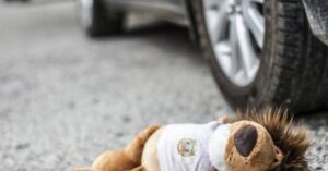 Хлопчик у Волині за кермом авто травмував свою 2-річну сестру, залишившись вдома без нагляду