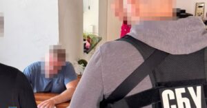СБУ розкрила листування та аудіозаписи про бізнес-проекти посадовця НАБУ і його батька з рф