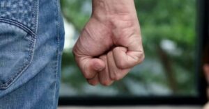 Чоловік у Києві побив дівчину через невміння приготувати млинці
