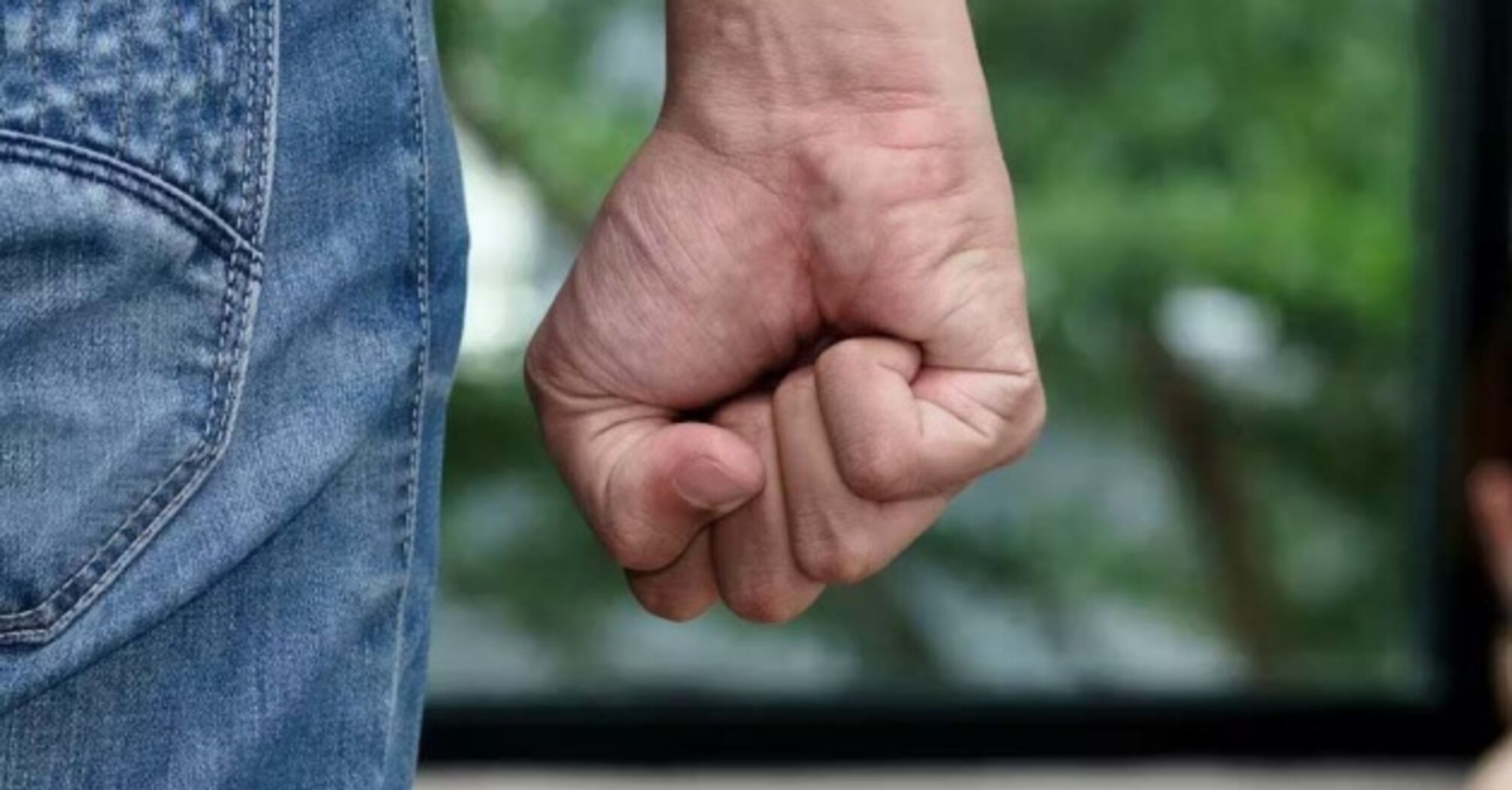 Чоловік у Києві побив дівчину через невміння приготувати млинці