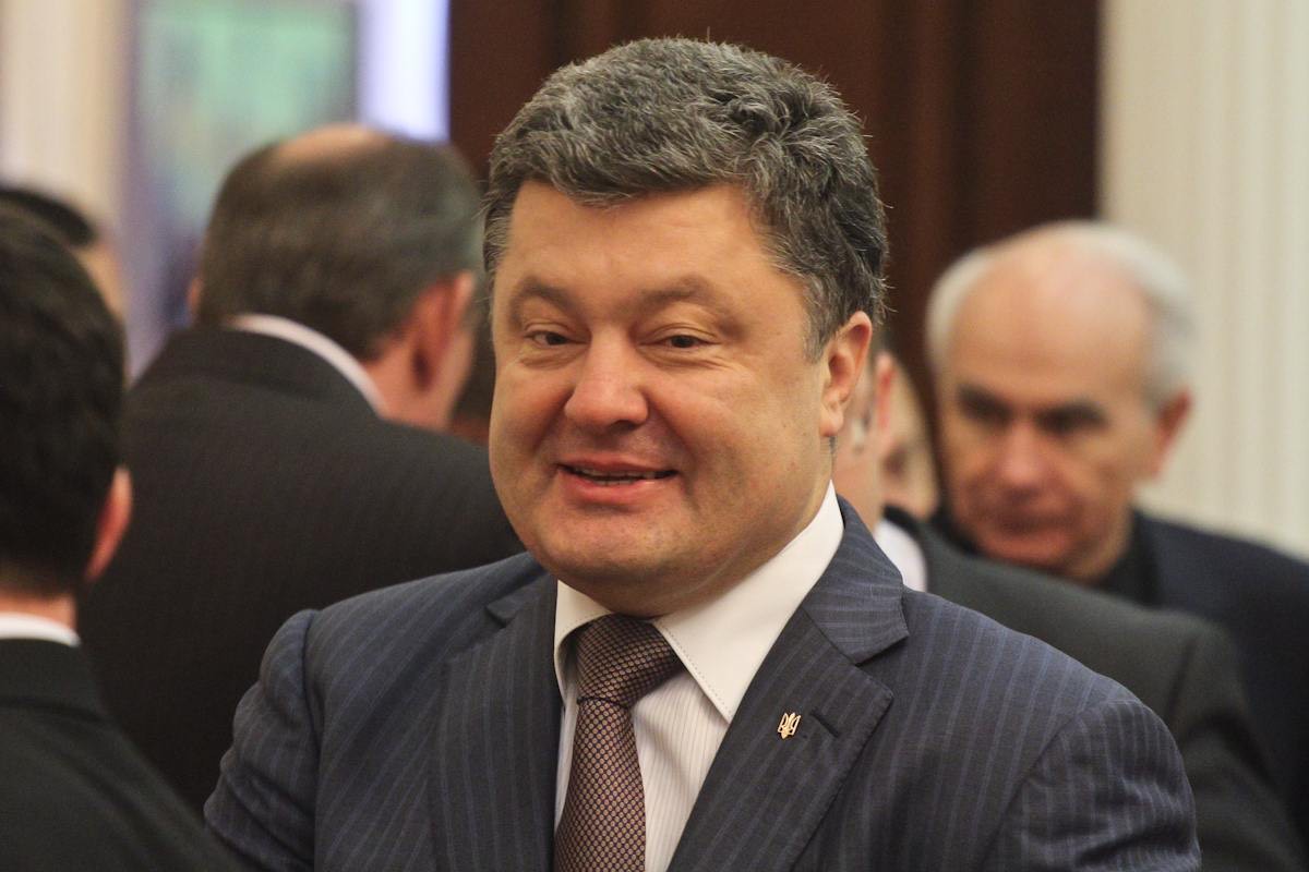 Порошенка засудили за дорогий піджак під час фотосесії з військовими: відчуття несмаку та цинізму