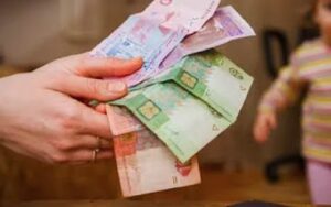 Зменшили вдвічі: частині ВПО припинили виплату державної допомоги