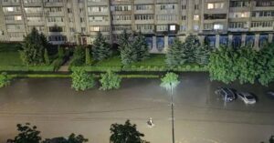 Люди пливли, автомобілі зупинялися: інфраструктура Нетішина не витримала стихії