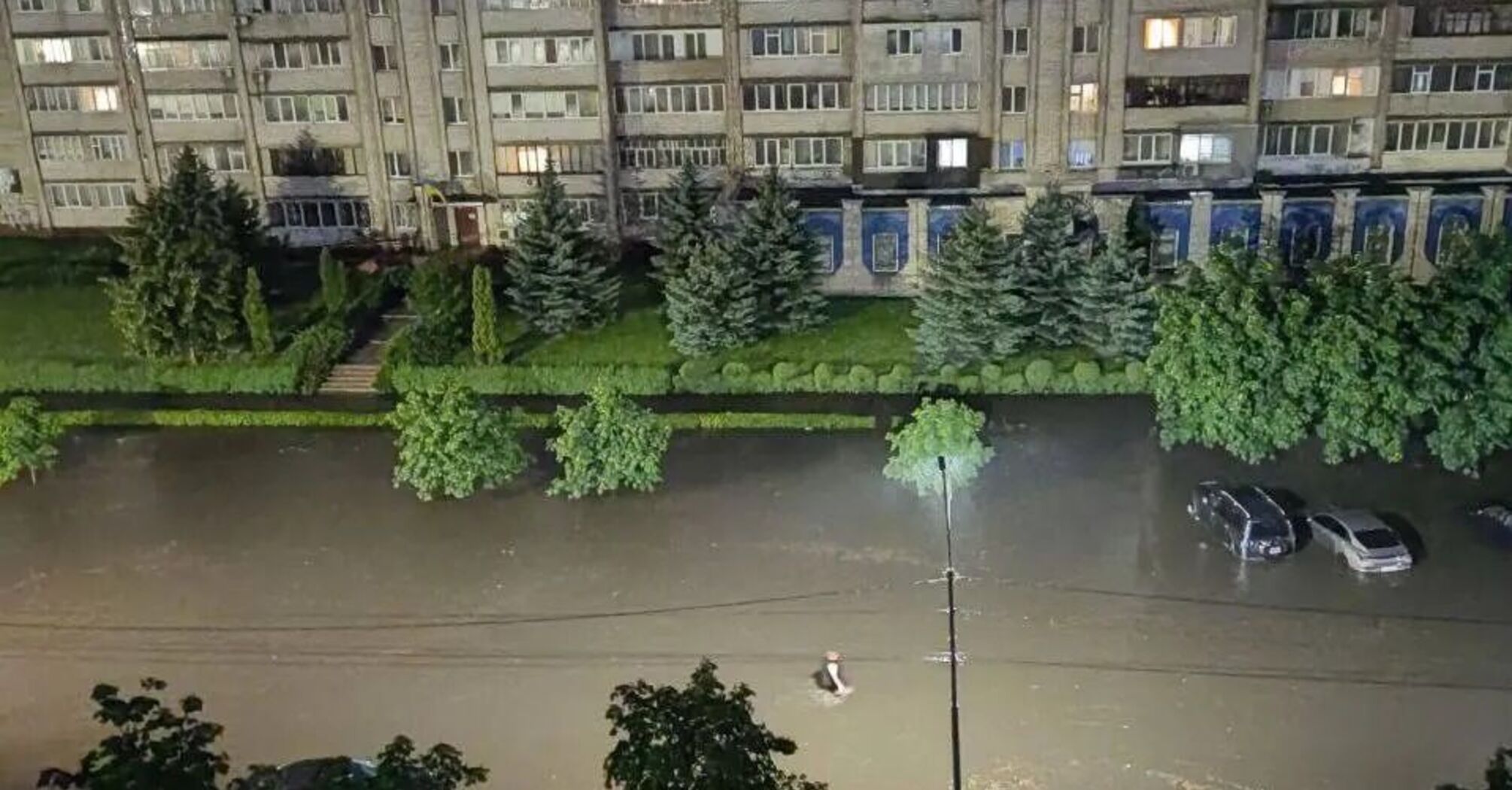 Люди пливли, автомобілі зупинялися: інфраструктура Нетішина не витримала стихії