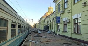 Атака на Лозову: російські війська зруйнували вокзал, є жертви та поранені