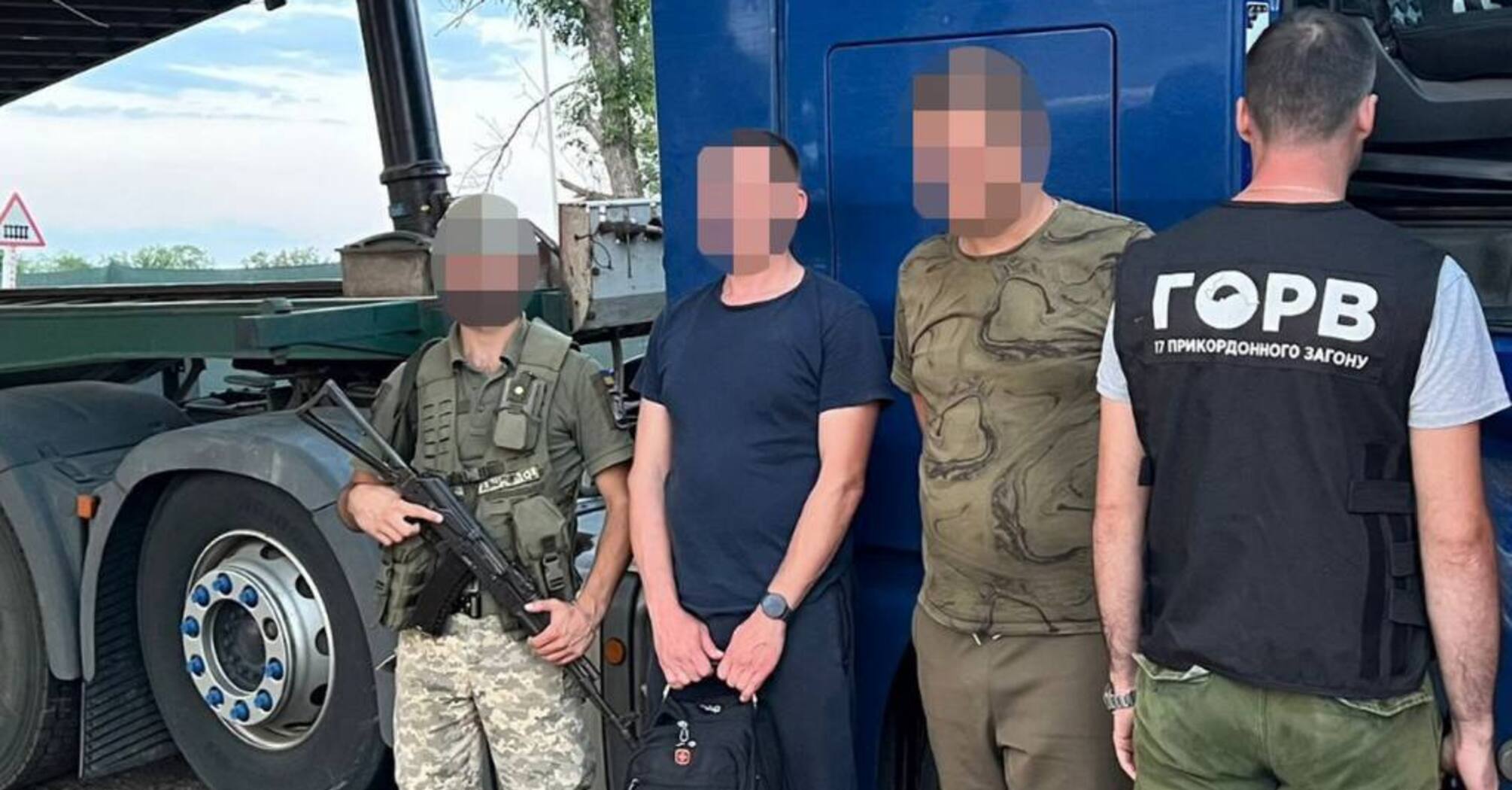 Батько з сином створили схованки у вантажівках для нелегального переправлення чоловіків