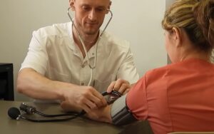 5 звичок перед сном, які допоможуть знизити тиск без таблеток та уколів
