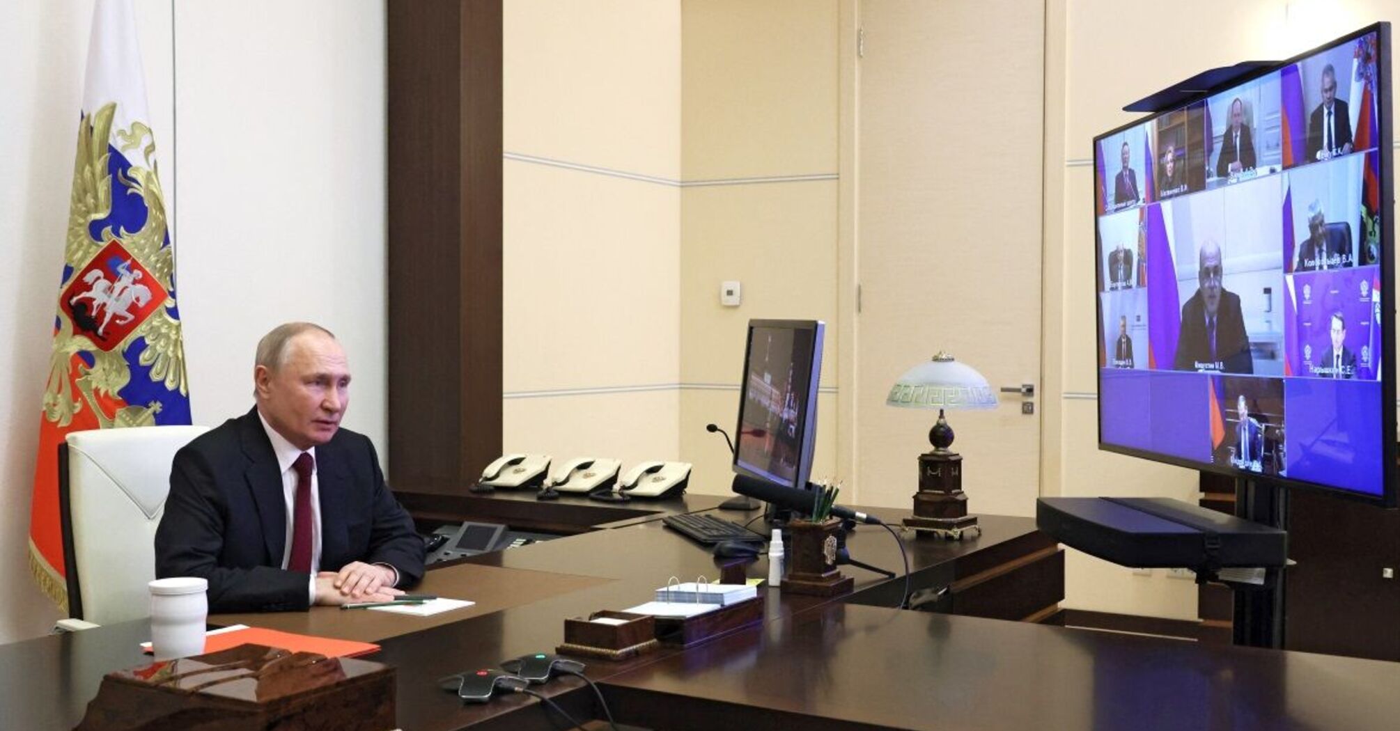 Три безвіконні кабінети: як Кремль приховує президента та формує рішення
