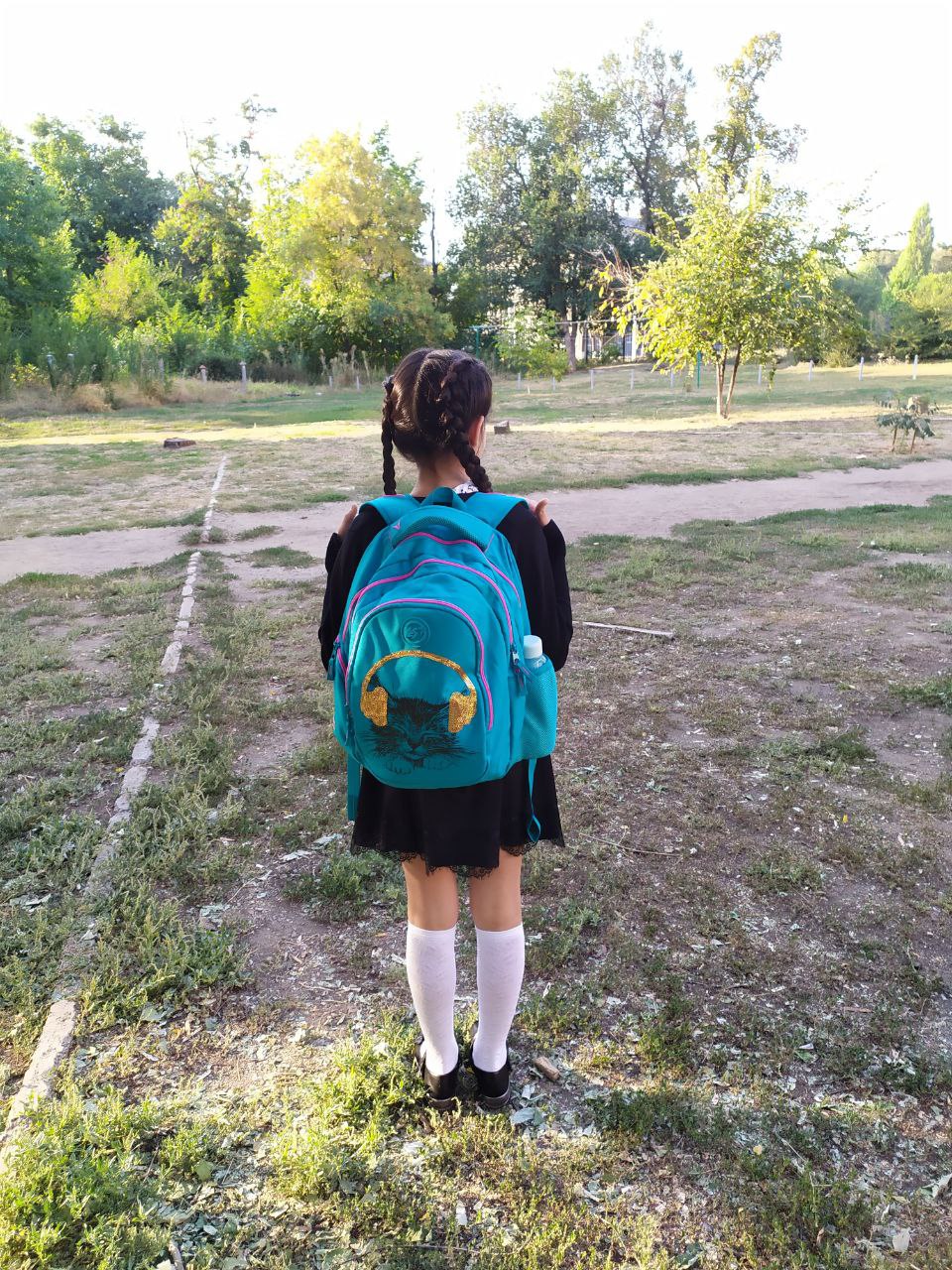 Шкільний рюкзак не справився з вагою: скільки важать дитячі наплічники