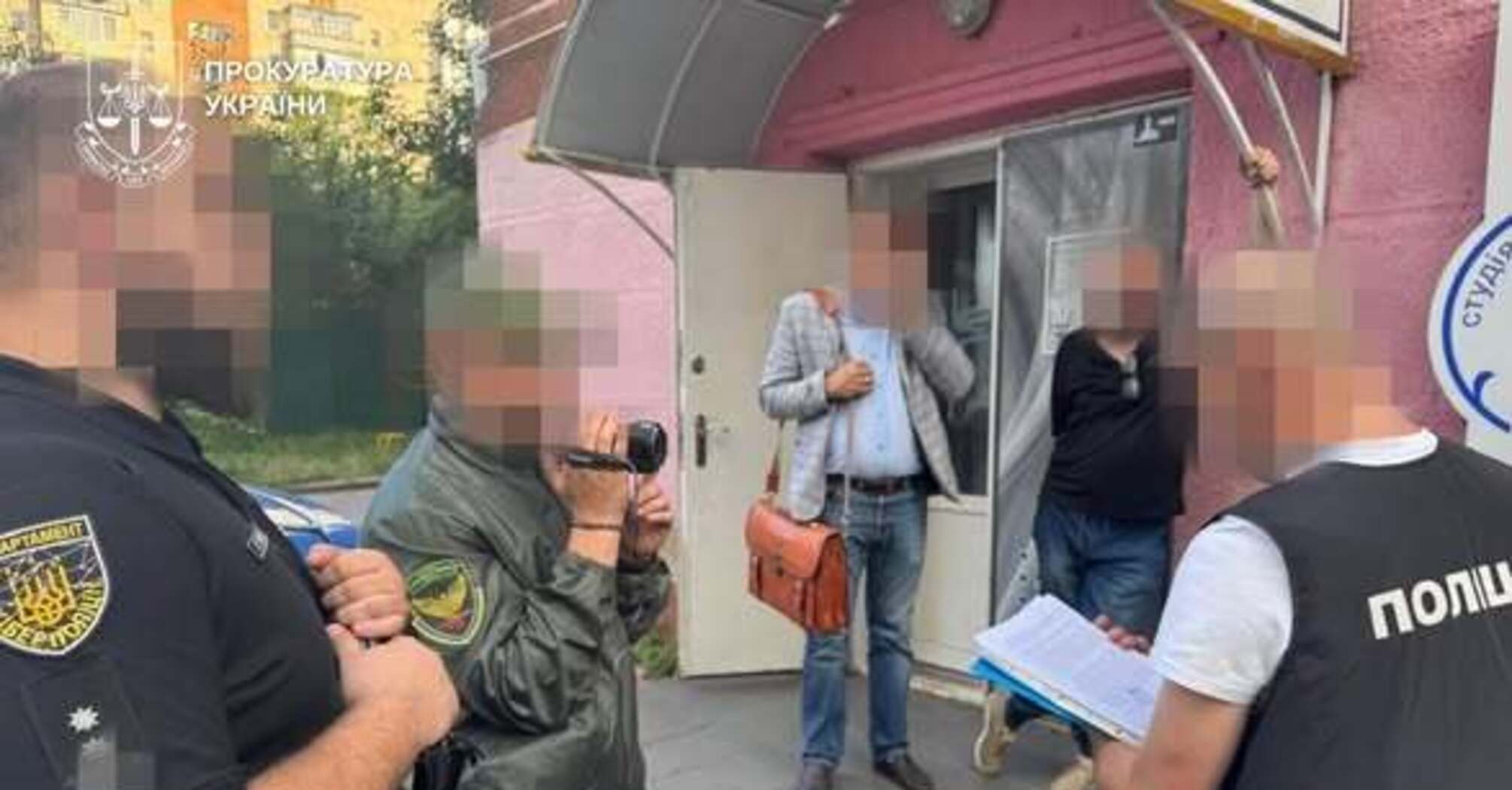Схема ухилянтя в Хмельниччині: салон краси став фабрикою фальшивих документів