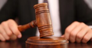 Чоловік наніс удар підлітку на шкільному подвір'ї Закарпаття – суд ухвалив рішення про покарання