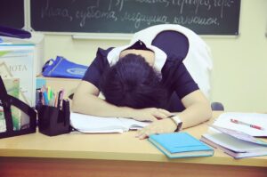 Наказ МОН викликав обурення у вчителів через кількість сторінок, що перевищує обсяг книги