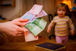 Чи можна отримати аліменти, якщо боржник знаходиться за кордоном