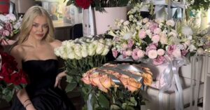 Аліна Гросу продемонструвала свою гримерку, заповнену квітами