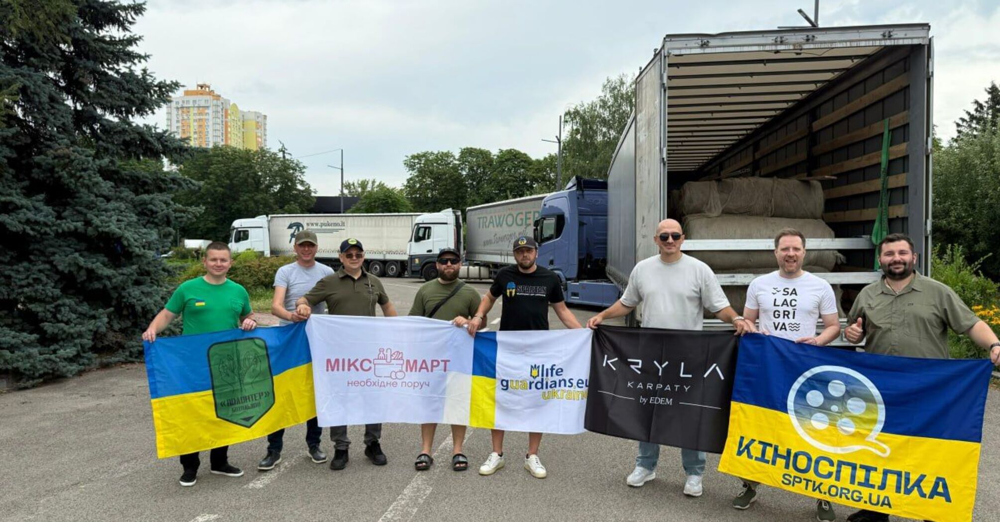 Волонтери доставили з Нідерландів антидронові сітки на фронт