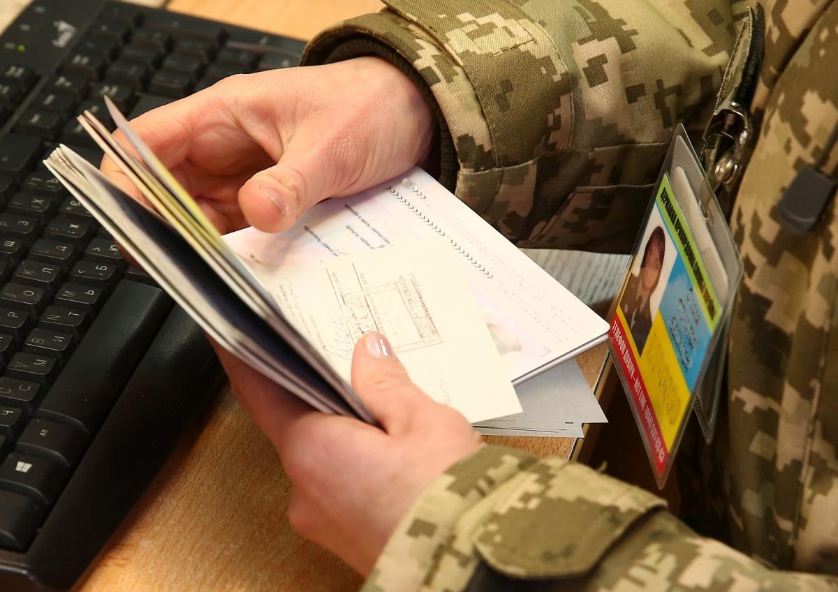Вимога довідок про відсутність ухилянтів: українських біженців почали перевіряти