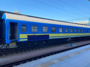 Укрзалізниця на порозі зупинки: як українцям жити без потягів та чи існує "план Б" для пасажирів