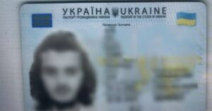 Львів'янин спробував дати хабаря прикордонниці на кордоні зі Словаччиною – 100 тисяч гривень